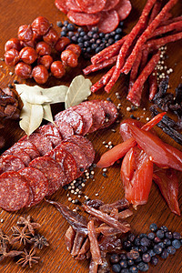 肉类和香肠烧烤美食猪肉食物蔬菜厨房木板沙拉牛肉桌子图片