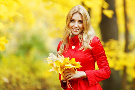 秋季妇女公园红色金发叶子女性黄色微笑女孩橙子图片