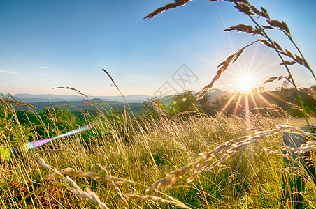 山地风景的大日落阳光生态土地旅行天堂植物高地季节天气太阳图片