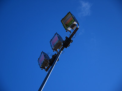 面对蓝天的球体光灯泡棒球学校金属蓝色公园聚光灯足球阳光力量图片