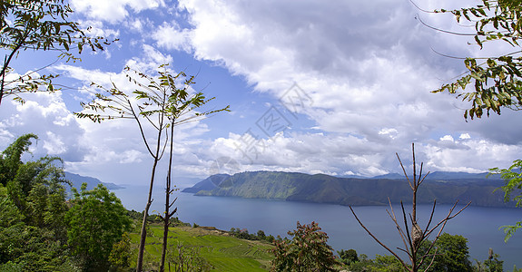 托巴湖景区情调风景异国蓝色房子鸟羽天空热带绿色火山图片