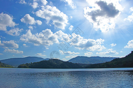 山和大坝上蓝天的白云背景图片