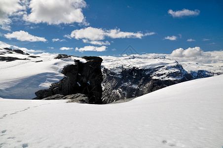 挪威 Trolltunga巨魔岩石峡谷远足高山全景风景阴影阳光山脉图片