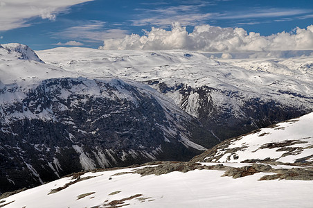 挪威 Trolltunga远足苔藓巨魔风景高山峡谷全景阳光山脉阴影图片