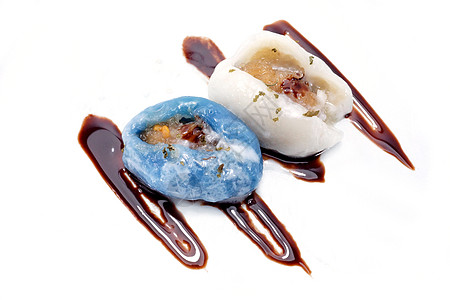 泰国甜点里塞着椰子和巧克力上的坚果傻事明胶美食糖果烹饪食物文化热带托盘圆圈图片