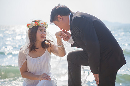 相恋的年轻情侣蜜月蓝色闲暇白色女性海洋夫妻男人婚礼女孩图片