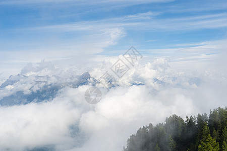 LArpille山爬坡风景峡谷游客农村景点草地山坡薄雾山脉图片