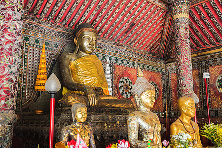 佛像红色风格雕塑金色南邦宗教寺庙金子黄色雕像背景图片