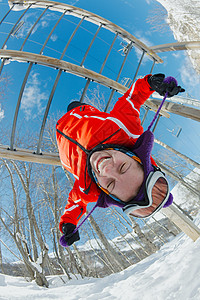 青少年滑雪冬季游戏场青年女性帽子山脉旅行操场乐趣娱乐爬坡滑雪背景