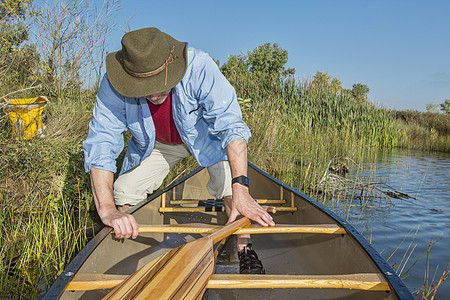 湖上发射的独木舟图片