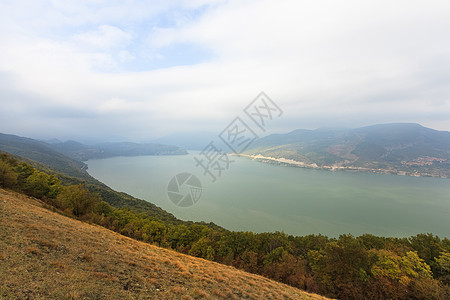 多瑙河河国家阴影场景反射环境保护晴天水面高视角鸟瞰图山脉图片