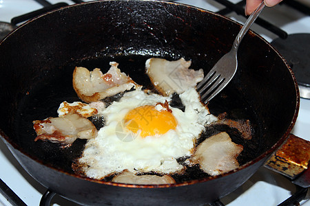 做饭时炒鸡蛋图片