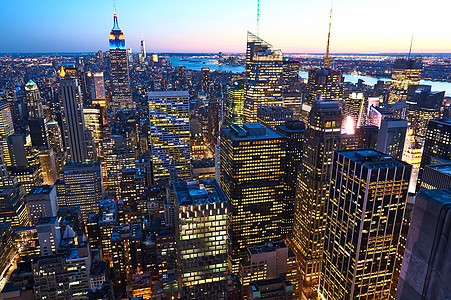 曼哈顿市风景与帝国大厦在夜幕下全景天空天际摩天大楼景观商业城市建筑办公室建筑学图片