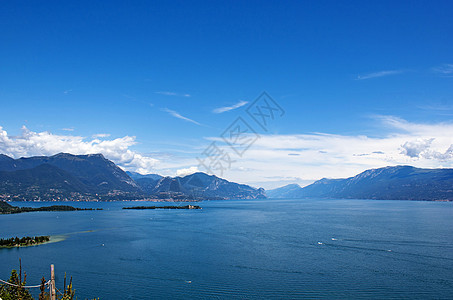 观察加尔达湖和阿尔卑斯湖生态旅行岩石冲浪游艇阴霾海滩天空海岸线蓝色图片