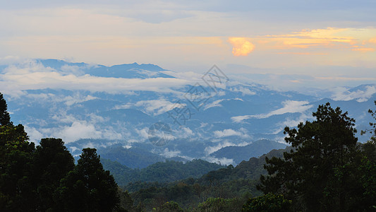 日落高山脉视图薄雾顶峰阴霾高地风景场景天空森林地块旅游图片