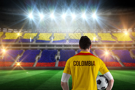 哥伦比亚足球运动员握着球的复合图像图片