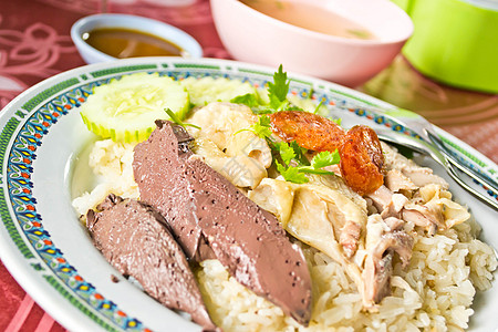 大米蒸饭 盘子上放鸡肉蒸汽蔬菜饮食食物早餐烹饪黄瓜文化辣椒午餐图片