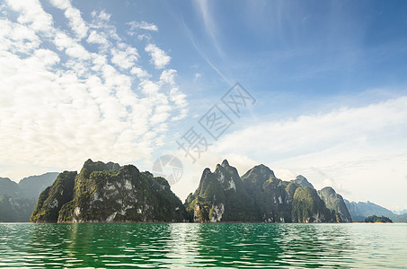 美丽的岛屿和绿湖泰国吉林旅游绿色山脉风景景点天空巡航热带旅行图片