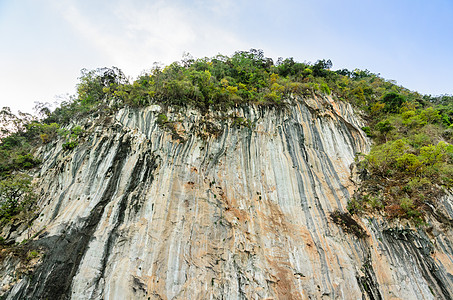 石灰岩山高悬崖石灰石天空风景蓝色岩石绿色异国情调石头条纹图片