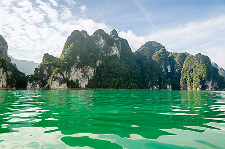 绿色优美风景美丽的岛屿和绿湖泰国吉林天空旅行旅游山脉景点巡航绿色风景热带背景