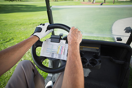 Golfer 驾驶他的高尔夫虫球向前双手爱好晴天休闲运动员活动服装假期高尔夫球绿色背景图片