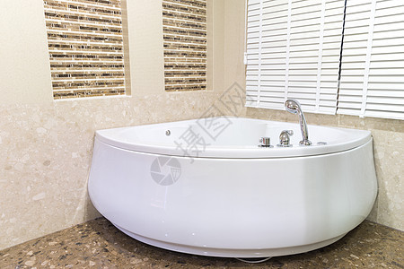按摩浴缸在浴室的角落棕色白色喷射温泉陶瓷溪流马赛克洗澡龙头漩涡图片