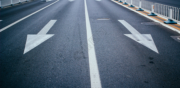 城市中的箭头和道路图片