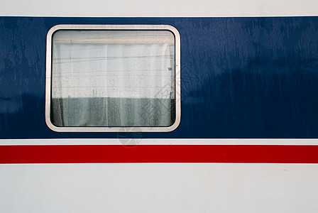 雨中火车列车玻璃条纹蓝色商业红色白色金属水滴车厢背景图片
