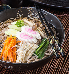 日美菜 背景的面条盘子蔬菜美食棕色健康炒面海鲜大豆白色烹饪图片