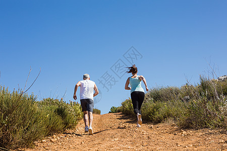 搭配夫妇在山路上慢跑荒野冒险越野男性阳光风景女性勘探活动环境图片
