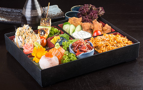 日式美食 午餐盒套在背景上饭盒黄瓜盒子海鲜美味食物午餐土豆托盘油炸背景图片