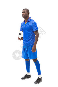 蓝站和握着球的足球运动员背景图片
