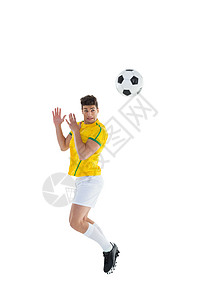 足球运动员在黄色球衣上跳球运动男性竞技跳跃世界杯子活动齿轮运动服男人图片