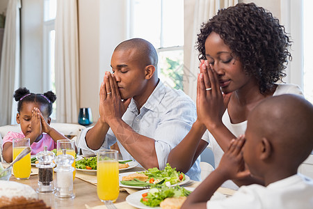 幸福的家庭在吃饭前说优雅的话感情桌子男性男生女士健康饮食午餐厨房父亲休闲图片