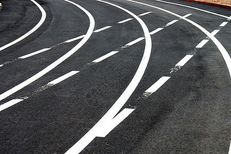赛道上的白色交通线线条路面旅行作用路标公园环境信号地面城市图片