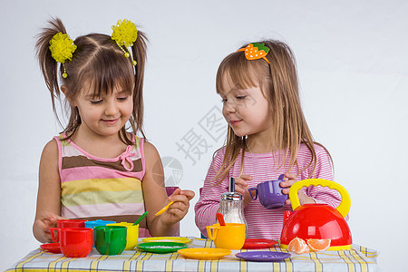 玩儿童游戏童年玩具早餐乐趣女性餐具厨房快乐女孩们桌子图片