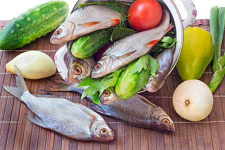 鱼和鱼料的成分 蔬菜 香料动物食物饮食季节维生素烹饪黄瓜洋葱鲤鱼盘子图片