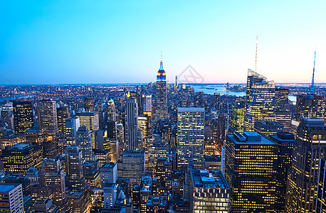 曼哈顿市风景与帝国大厦在夜幕下帝国建筑城市商业景观摩天大楼天空建筑学市中心旅行图片