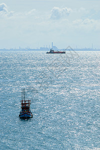 渔船海船戏剧性环境水平金子多云天气海浪气氛危险风景图片