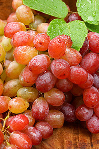 褐木上的新红葡萄浆果甜点食物木头果汁酒厂收成紫色水果团体图片