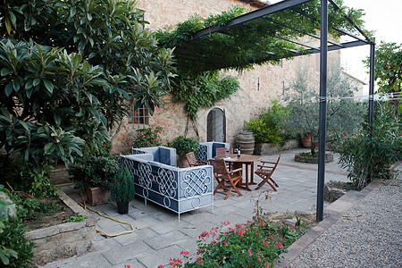 意大利托斯卡纳Pienza附近的中世纪村庭院财产旅行桌子花园露台住宅椅子闲暇花朵图片