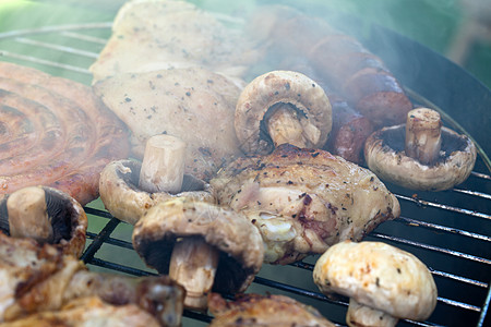 在烤架上用美味的烤肉烧烤架子猪肉火焰烹饪花园木炭牛扒香肠家禽牛肉图片