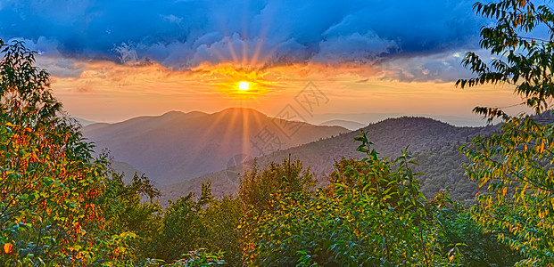 蓝海脊公园道 夏末 阿巴拉契亚山脉西日落图层丘陵落叶旅行山峰山脉颜色山脊太阳橙子图片