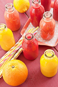 冰沙的多样红色水果维生素瓶子果汁覆盆子早餐条纹托盘西瓜图片