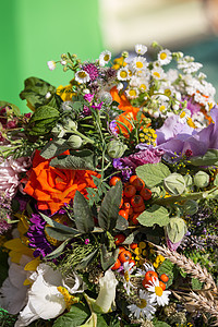 鲜花和草药的美丽花束草本植物作品甘菊装饰薄荷绣球花玫瑰大麦菊花季节图片