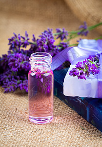 液化肥皂和有新鲜的固体肥皂手工按摩治疗化妆品白色酒吧草本身体紫色香味图片