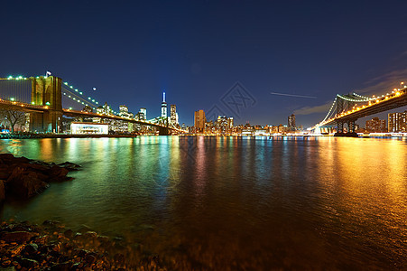晚上曼哈顿夜天线从布鲁克林观看图片