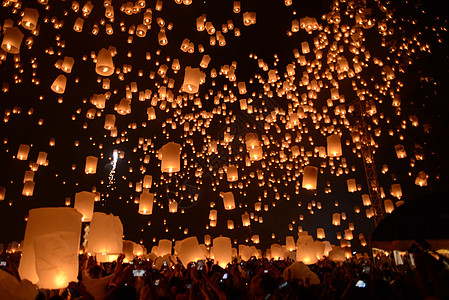 天灯火花节 清迈 泰国 和 Yi Peng 节蜡烛传统文化节日空气庆典橙子新年派对家庭图片