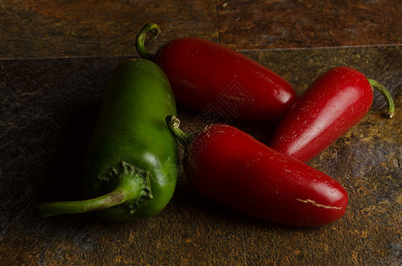 红色和绿色石头胡椒纹理水果辣椒食物香料背景图片