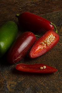 红色和绿色纹理水果胡椒香料食物辣椒石头背景图片